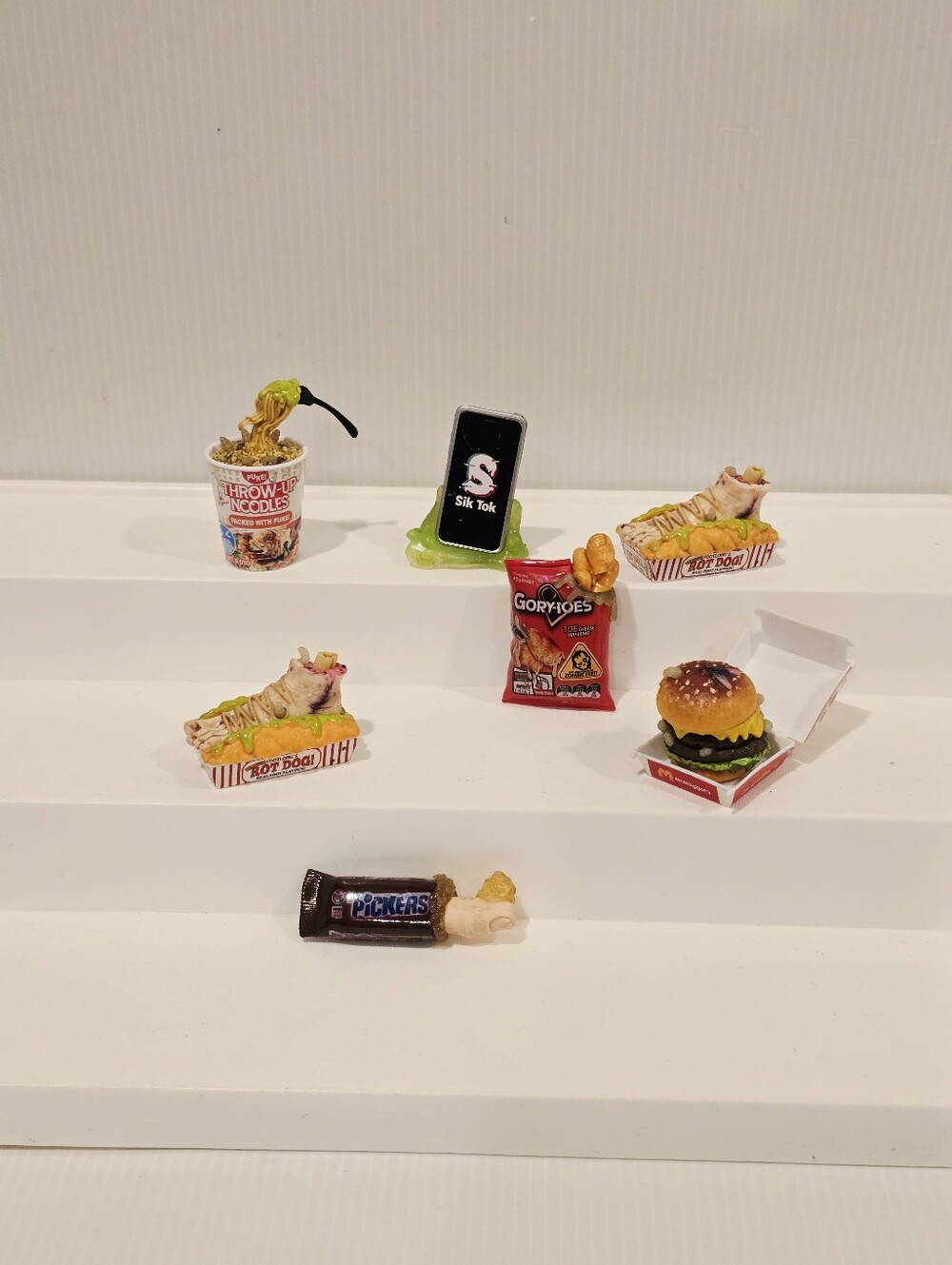 Zuru Surprise Mega Gross Minis Figure Set